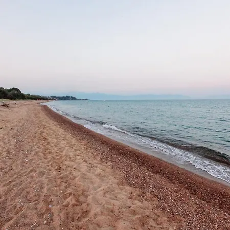 Seaheaven B4 - Beachfront Nest Memi, Tatil Evi Koróni