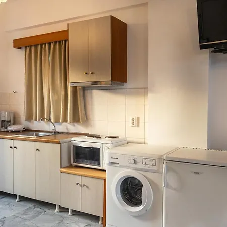 Seaheaven B4 - Beachfront Nest Memi, Сasa de vacaciones